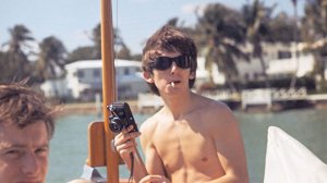 celebridades-fotos-raras-beatles- George Harrison na primeira viagem dos Beatles para os EUA, em 1964, Miami