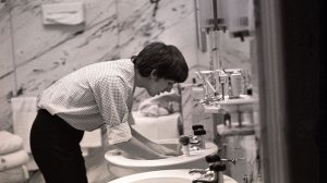 fotos raras Beatles por Ringo 2 George Harrison lavando as mãos. Segundo Ringo, um gesto simples de higiene aprendido por todos os Beatles quando garotos em Liverpool