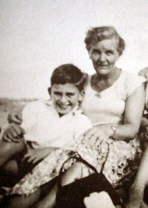 George 269 - George e sua mãe.